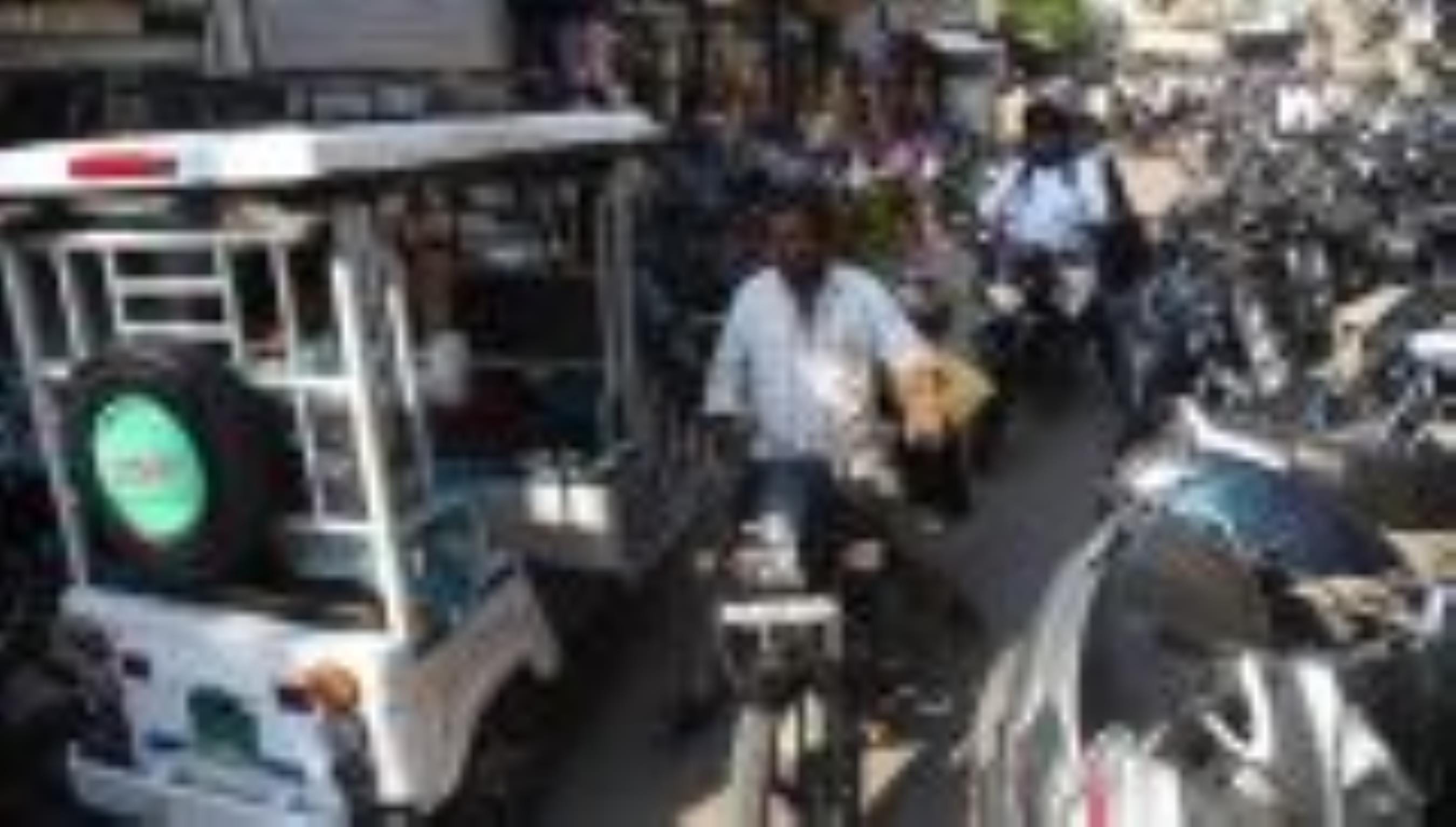 अमीनाबाद में सड़क पर खड़ी गाड़िया।