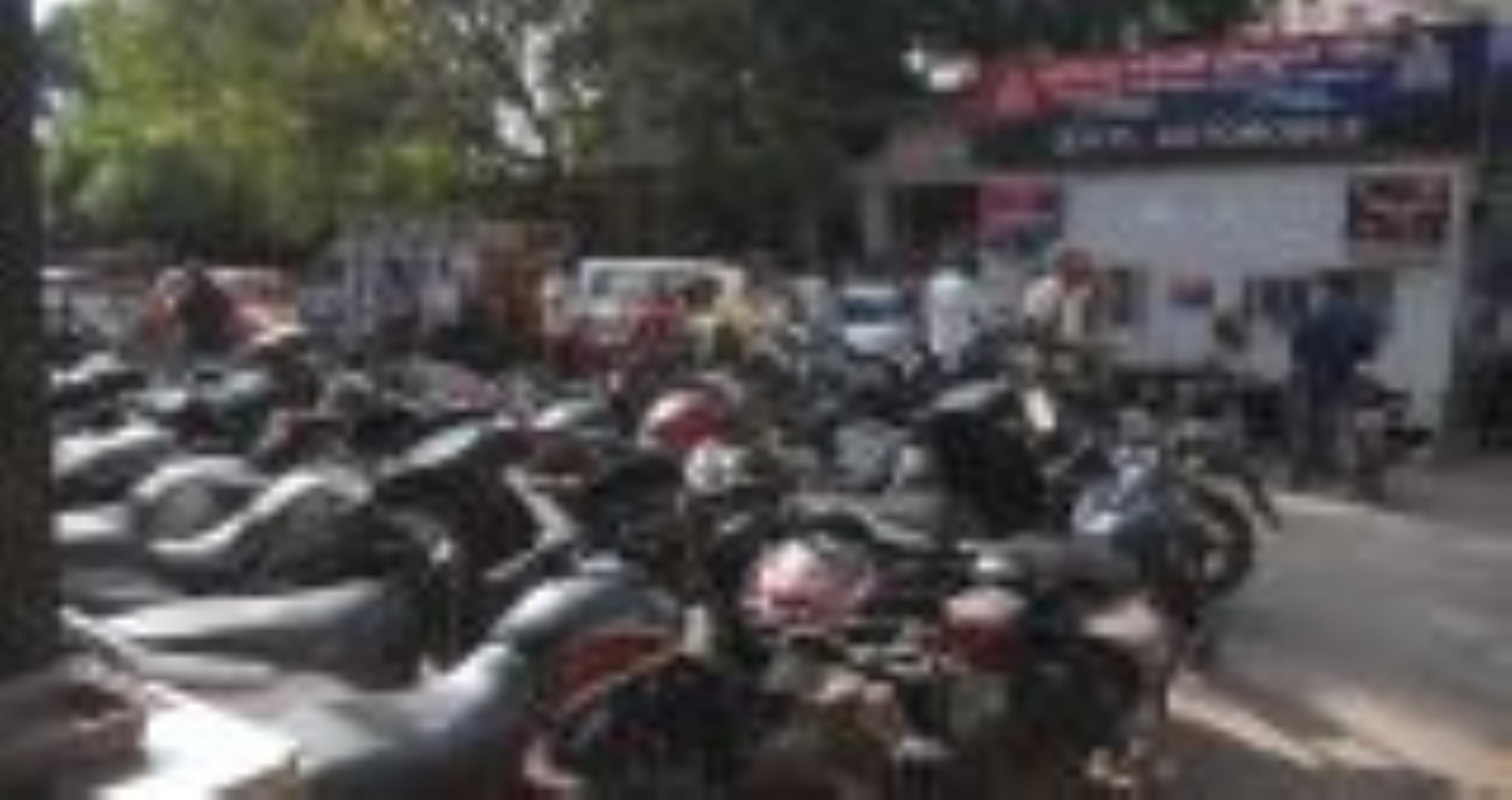 अमीनाबाद में सड़क पर खड़ी गाड़िया।