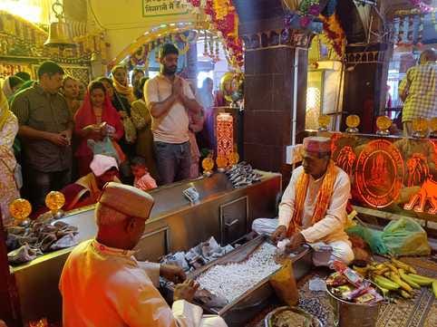 अवाहदेवी माता मंदिर में मां का आशीर्वाद प्राप्त करते श्रद्धालु। संवाद अवाहदेवी माता मंदिर में मां का आशीर्वाद प्राप्त करते श्रद्धालु। संवाद