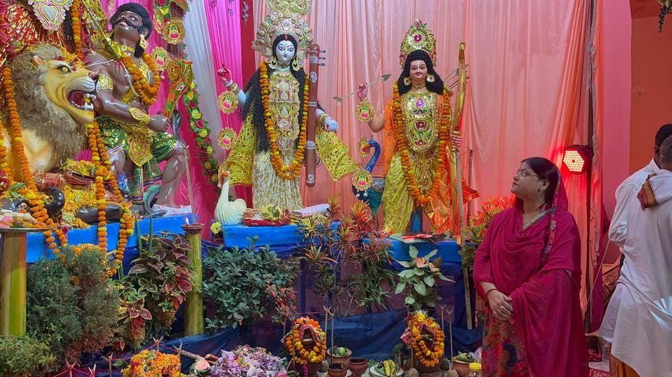 बंगाली बाजार चौराहे पर दुर्गा पूजा महोत्सव में श्रद्धालुओं के साथ पूजा करती चेयरपर्सन सुधा खटीक