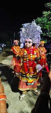 बुगरासी में श्री महाकाली से प्रसाद लेते भक्त। संवाद