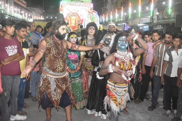 बुगरासी में श्री महाकाली से प्रसाद लेते भक्त। संवाद
