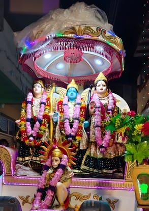 बुगरासी में श्री महाकाली से प्रसाद लेते भक्त। संवाद