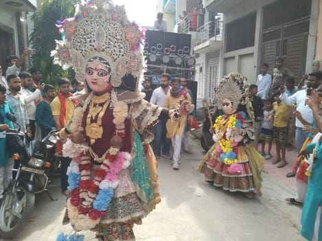 बुगरासी में श्री महाकाली से प्रसाद लेते भक्त। संवाद
