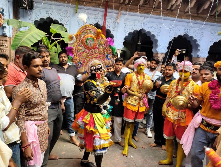 बुगरासी में श्री महाकाली से प्रसाद लेते भक्त। संवाद