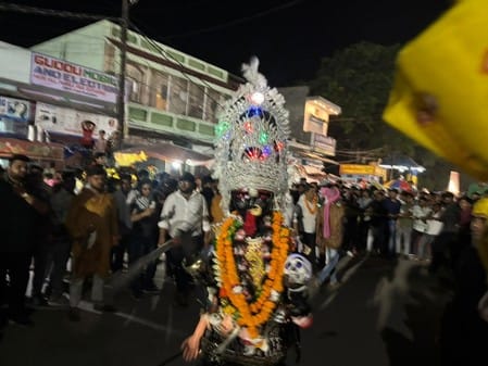 बुगरासी में श्री महाकाली से प्रसाद लेते भक्त। संवाद