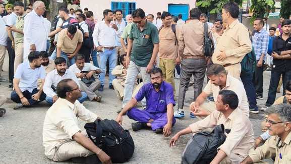 बस अड्डे में पुलिस के खिलाफ नारेबाजी करते रोडवेज कर्मचारी। संवाद