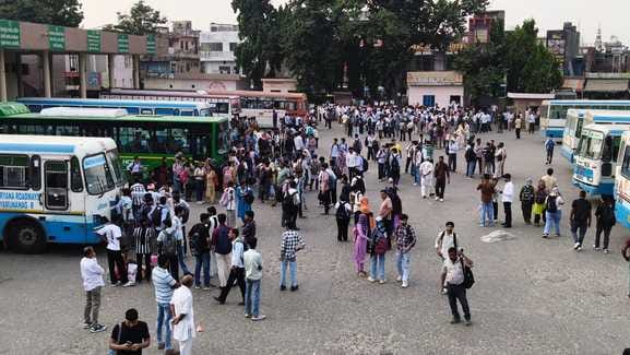 बस अड्डे में पुलिस के खिलाफ नारेबाजी करते रोडवेज कर्मचारी। संवाद