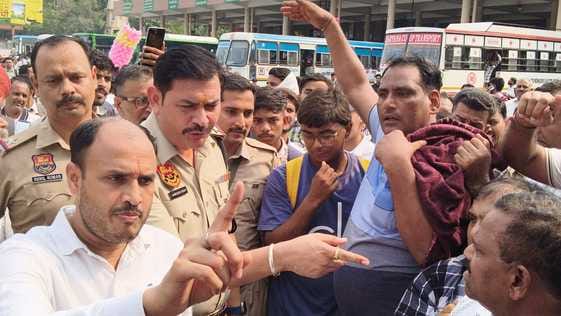 बस अड्डे में पुलिस के खिलाफ नारेबाजी करते रोडवेज कर्मचारी। संवाद