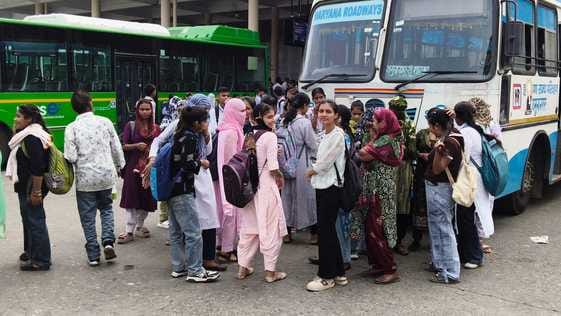 बस अड्डे में पुलिस के खिलाफ नारेबाजी करते रोडवेज कर्मचारी। संवाद