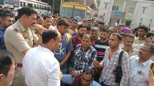 बस अड्डे में पुलिस के खिलाफ नारेबाजी करते रोडवेज कर्मचारी। संवाद