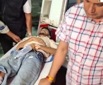 बदमाश अजय को अस्पताल लेकर पहुंची एसटीएफ की टीम। बदमाश अजय को अस्पताल लेकर पहुंची एसटीएफ की टीम।