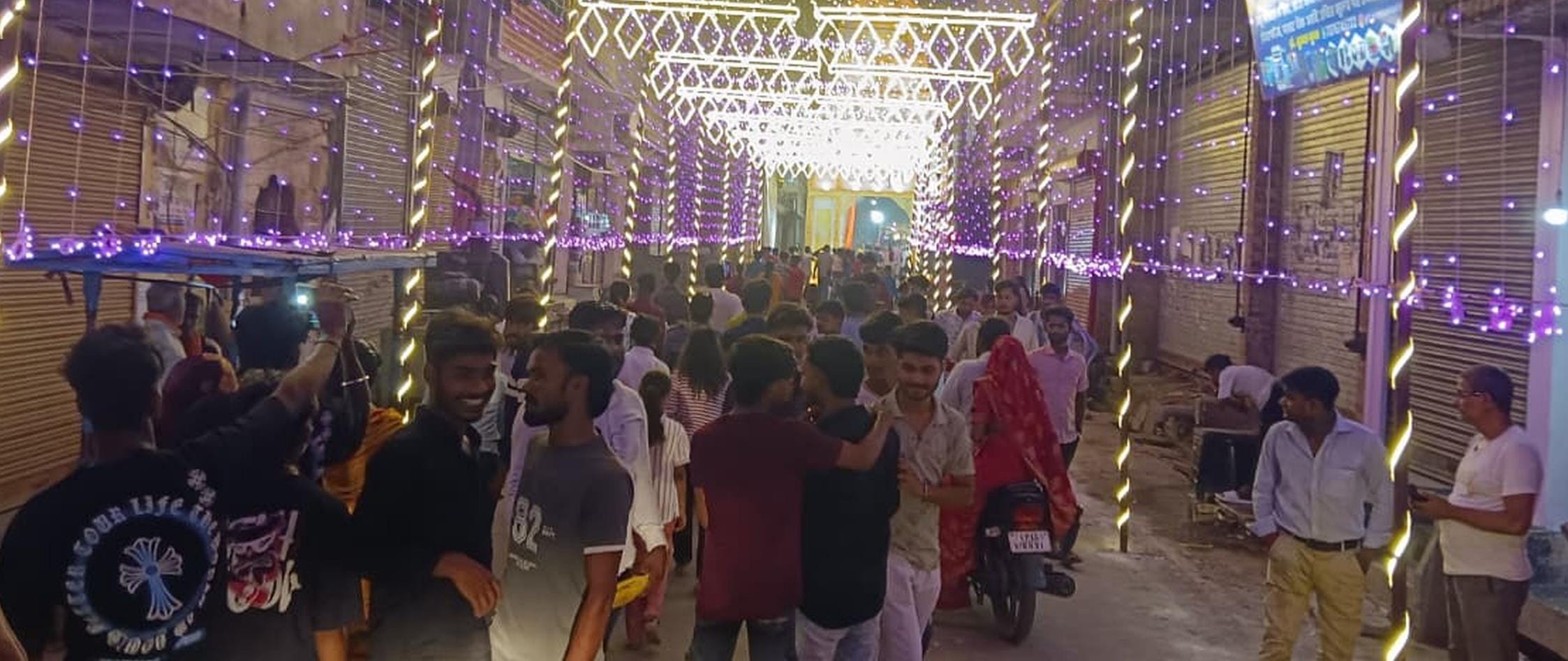चौक शहजादपुर में मां के दर्शन के लिए पंडालों में लगी कतार। चौक शहजादपुर में मां के दर्शन के लिए पंडालों में लगी कतार।