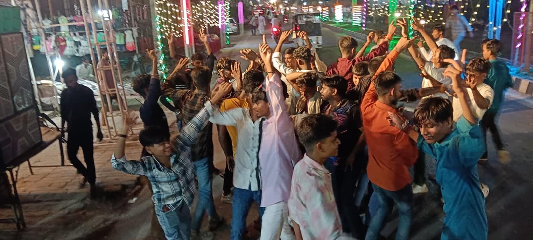 चौक शहजादपुर में मां के दर्शन के लिए पंडालों में लगी कतार। चौक शहजादपुर में मां के दर्शन के लिए पंडालों में लगी कतार।