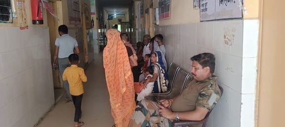फोटो-01एयूआरपी11- इमरजेंसी में मरीजों का उपचार करते डॉक्टर। संवाद फोटो-01एयूआरपी11- इमरजेंसी में मरीजों का उपचार करते डॉक्टर। संवाद