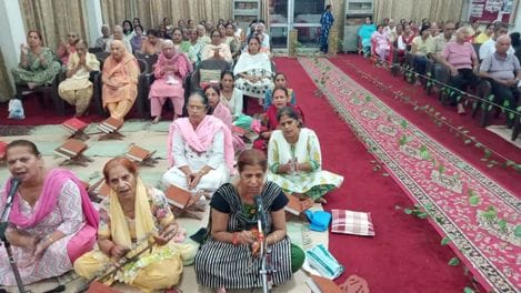 फोटो 02- सोनीपत के सेक्टर-15 स्थित श्रीराम शरणम आश्रम में प्रवचन करते नवरत्न चोपड़ा। स्रोत : आ