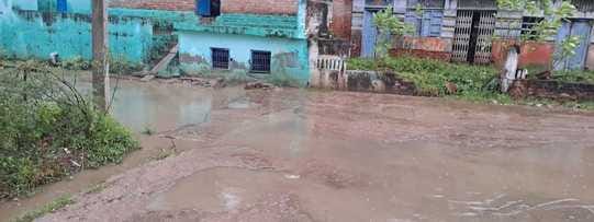 फोटो - 06 जिला परिषद के पास स्थित प्राथमिक विद्यालय के बाहर भरा बारिश का पानी। संवाद
