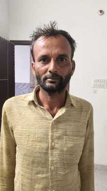 फोटो- 23 धान की गिरी फसल दिखाता किसान। संवाद फोटो- 23 धान की गिरी फसल दिखाता किसान। संवाद
