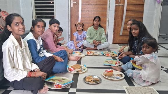 फोटो 24- सोनीपत के कामी रोड पर रथयात्रा के दौरान श्रीदेवी चिटाने वाली माता का आशीर्वाद लेते मुख
