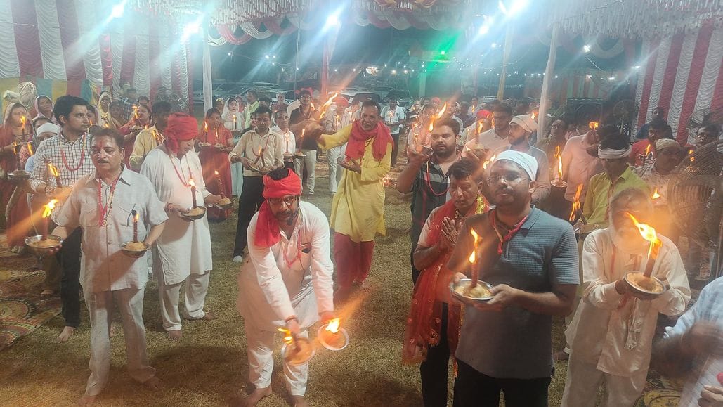 फोटो 24- सोनीपत के कामी रोड पर रथयात्रा के दौरान श्रीदेवी चिटाने वाली माता का आशीर्वाद लेते मुख