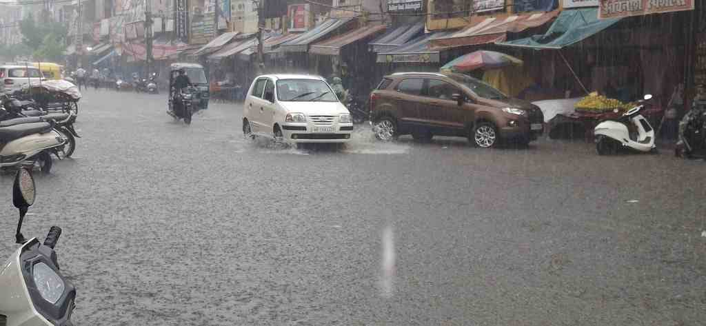-फोटो 51 : बराही फाटक पर भरे बारिश के पानी में बाइक बंद होने के बाद पैदल ही ले जाता व्यक्ति। सं