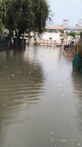 -फोटो 51 : बराही फाटक पर भरे बारिश के पानी में बाइक बंद होने के बाद पैदल ही ले जाता व्यक्ति। सं