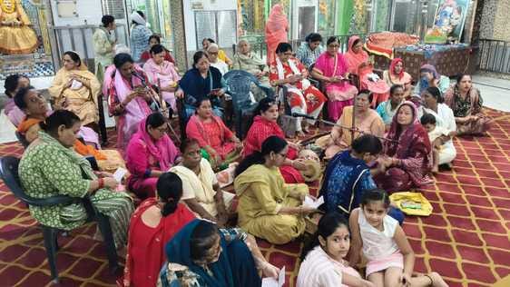 गांव तेजली में पूजन के लिए घर पर आई देवी स्वरूप कन्याएं। संवाद