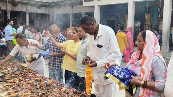 गांव तेजली में पूजन के लिए घर पर आई देवी स्वरूप कन्याएं। संवाद