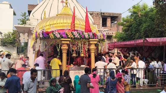 गांव तेजली में पूजन के लिए घर पर आई देवी स्वरूप कन्याएं। संवाद