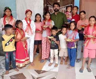 गांव तेजली में पूजन के लिए घर पर आई देवी स्वरूप कन्याएं। संवाद