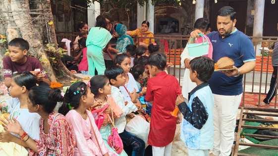 गांव तेजली में पूजन के लिए घर पर आई देवी स्वरूप कन्याएं। संवाद