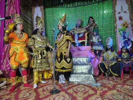 इस्माईलाबाद। प्राचीन शिव मंदिर में रामलीला में मंचन करते कलाकार। विज्ञप्ति