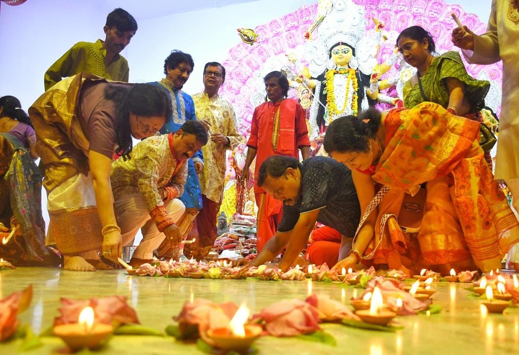 जगतजननी मां दुर्गा की आराधना के विशेष पर्व शारदीय नवरात्र की अष्टमी पर मां के अष्टम स्वरूप देवी