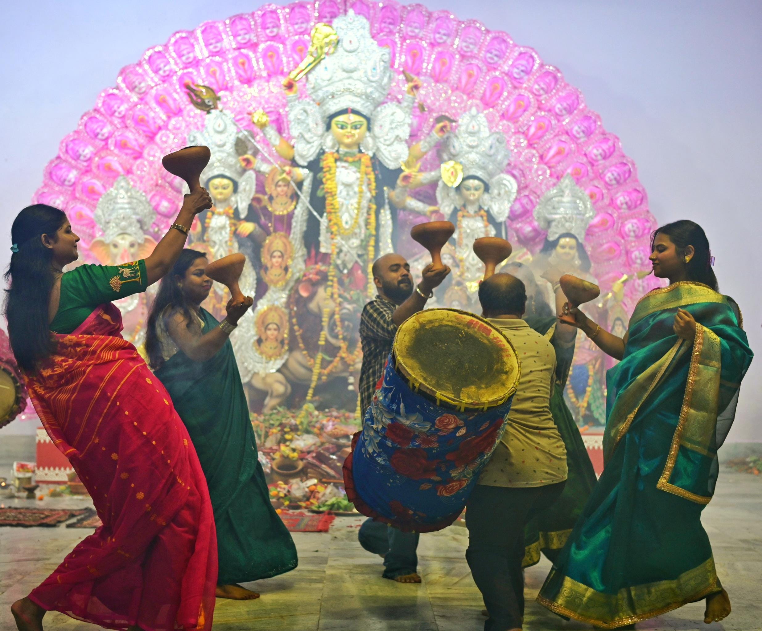 जगतजननी मां दुर्गा की आराधना के विशेष पर्व शारदीय नवरात्र की अष्टमी पर मां के अष्टम स्वरूप देवी