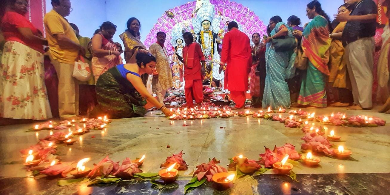 जगतजननी मां दुर्गा की आराधना के विशेष पर्व शारदीय नवरात्र की अष्टमी पर मां के अष्टम स्वरूप देवी