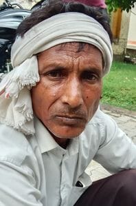 जिला अस्पताल के इमरजेंसी वार्ड में भर्ती फखरुद्दीन। संवाद