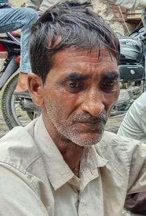 जिला अस्पताल के इमरजेंसी वार्ड में भर्ती फखरुद्दीन। संवाद