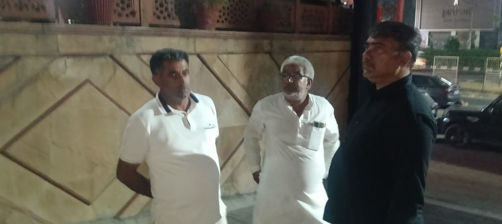 जीटी रोड स्थित अस्पताल में मौजूद घायल के परिजन। संवाद