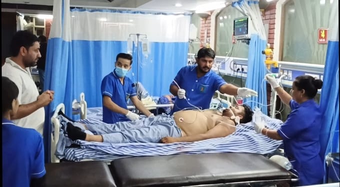 जीटी रोड स्थित अस्पताल में मौजूद घायल के परिजन। संवाद