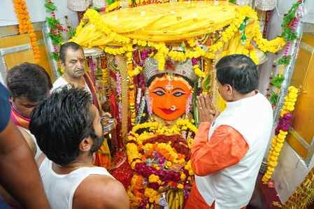 पहले किया पूजन फिर किया खरीदे सिंघाड़े