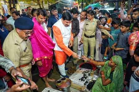 पहले किया पूजन फिर किया खरीदे सिंघाड़े