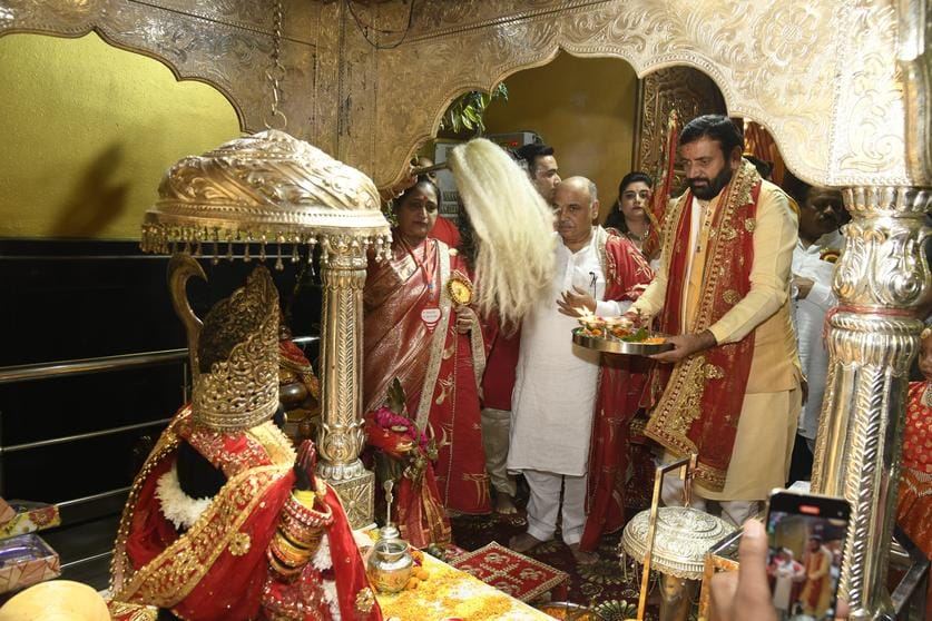 कुरुक्षेत्र। श्री दुर्गाष्टमी पर्व पर मंगलवार देर रात देवीकूप मां भद्रकाली मंदिर में  पूजा अर्च