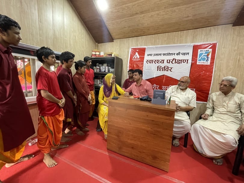 कुरुक्षेत्र। शिविर में मरीजों के स्वास्थ्य की जांच करते चिकित्सक संजय शर्मा। संवाद