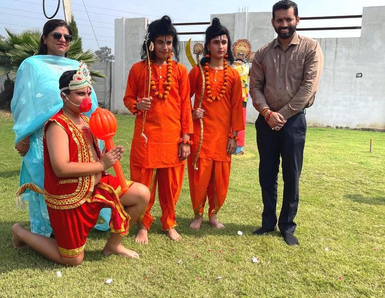 लाडवा। रावण अंगद संवाद का मंचन करने के दौरान कलाकार। विज्ञप्ति लाडवा। रावण अंगद संवाद का मंचन करने के दौरान कलाकार। विज्ञप्ति