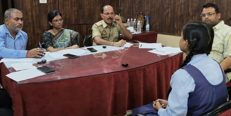 लालगंज की थानेदार बनी छात्रा को रजिस्टर दिखाते एसएचओ संजय कुमार- पुलिस