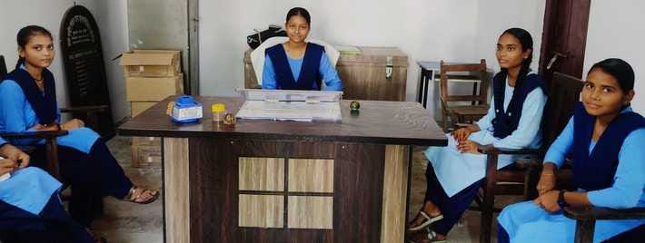 लालगंज की थानेदार बनी छात्रा को रजिस्टर दिखाते एसएचओ संजय कुमार- पुलिस