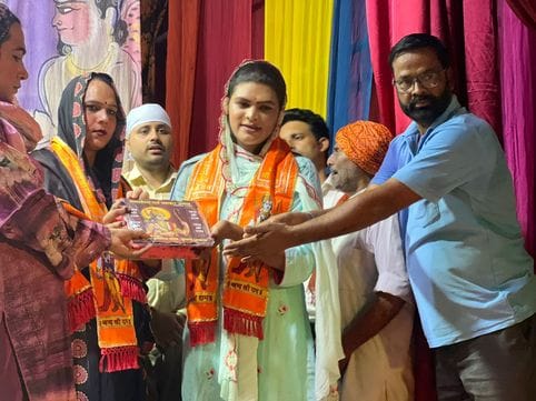 मुलाना में आयोजित श्रीरामलीला के दौरान गणमान्य को सम्मानित करते आयोजक। संवाद