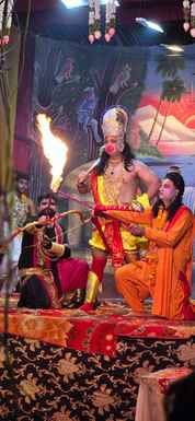 मुलाना में आयोजित श्रीरामलीला के दौरान गणमान्य को सम्मानित करते आयोजक। संवाद