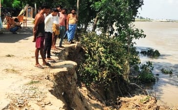 मिर्जापुर के ग्राम पहाड़पुर चिकटिया में रामगंगा नदी से हो रहे भूमि कटान वाले हिस्से में भराव के मिर्जापुर के ग्राम पहाड़पुर चिकटिया में रामगंगा नदी से हो रहे भूमि कटान वाले हिस्से में भराव के