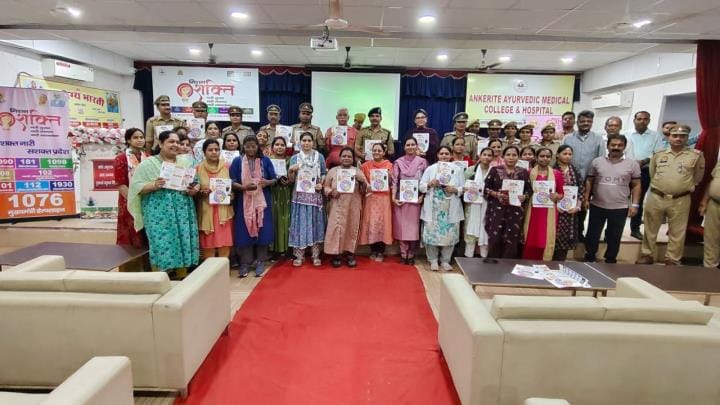 मिशन शक्ति कार्यक्रम में मौजूद लोग।